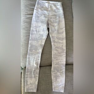 Women's Lululemon Leggings Size 4 White
Camouflage